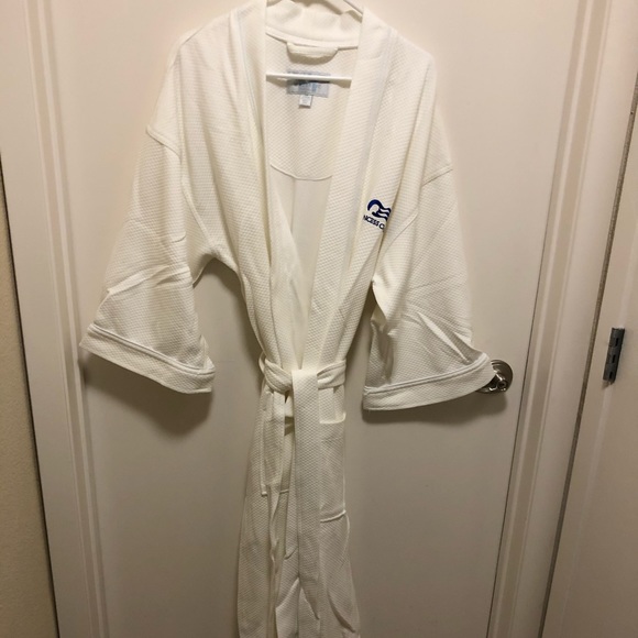 New Princess Cruises Unisex White Robe - Picture 6 of 11